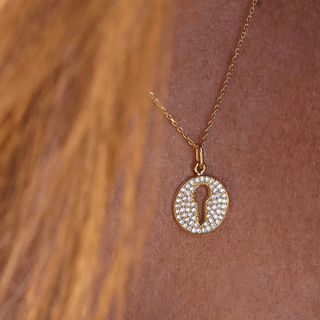 collier médaille clé or jaune et diamants blancs or recyclé 18 carats aupiho joaillerie sésame collier médaille clé or jaune et diamants blancs or recyclé 18 carats aupiho joaillerie sésame