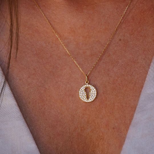 collier médaille clé or jaune et diamants blancs or recyclé 18 carats aupiho joaillerie sésame collier médaille clé or jaune et diamants blancs or recyclé 18 carats aupiho joaillerie sésame