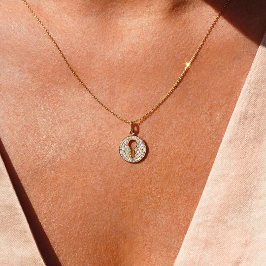 collier médaille clé or jaune et diamants blancs or recyclé 18 carats aupiho joaillerie sésame collier médaille clé or jaune et diamants blancs or recyclé 18 carats aupiho joaillerie sésame