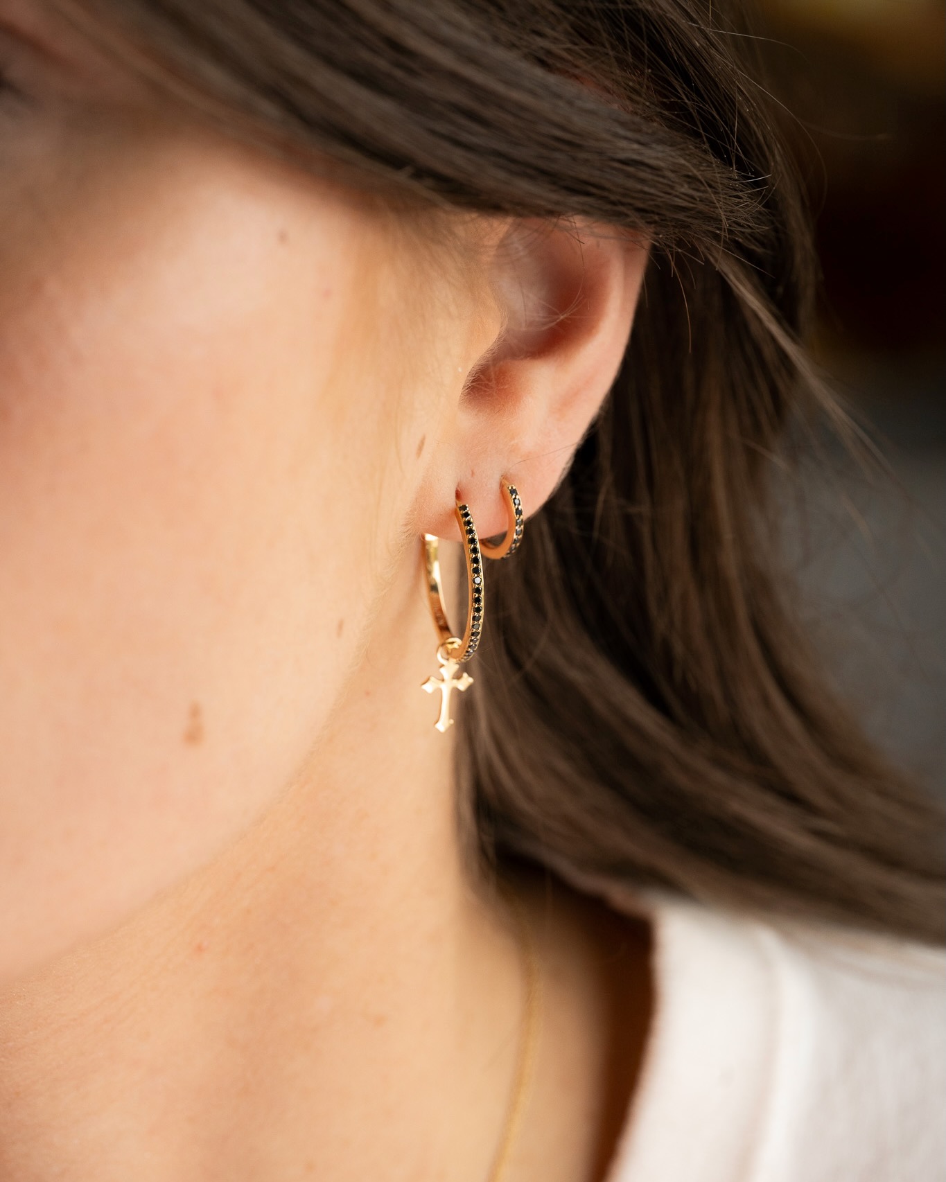 créole-diamants-noirs-20-mm-divine-aupiho-joaillerie créole diamants noirs 20 mm divine or jaune aupiho joaillerie