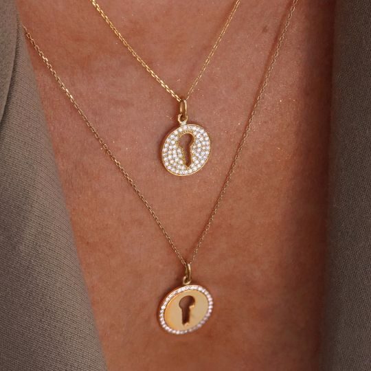 collier médaille clé or jaune et diamants blancs or recyclé 18 carats aupiho joaillerie sésame collier médaille clé or jaune et diamants blancs or recyclé 18 carats aupiho joaillerie sésame