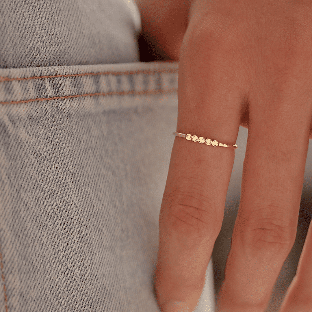 bague fine or jaune et diamants or recyclé 18 carats aupiho joaillerie Inès