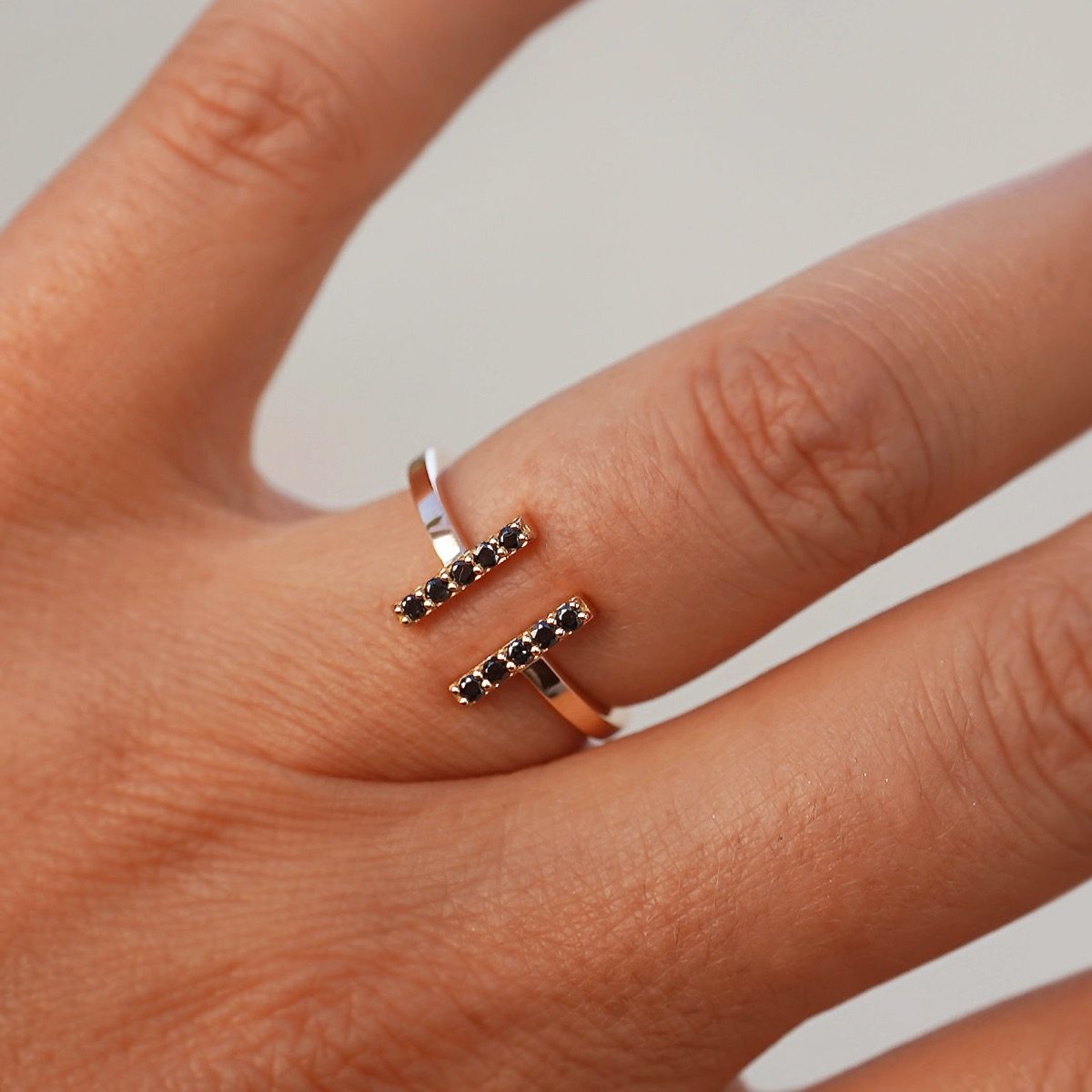 bague barrettes or rose et diamants noirs or recyclé 18 carats aupiho joaillerie tandem bague barrettes or rose et diamants noirs or recyclé 18 carats aupiho joaillerie tandem