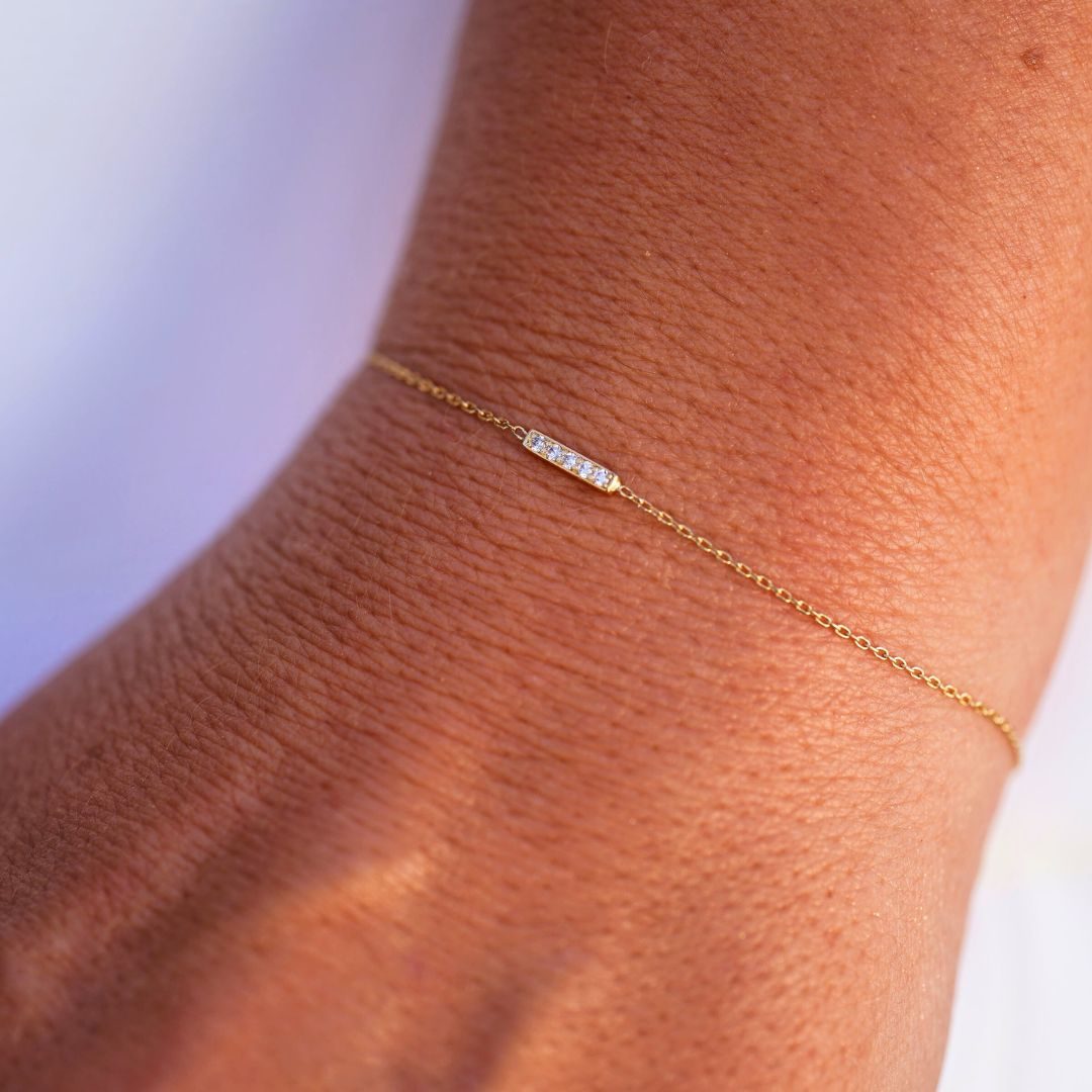 bracelet chaine fine barrette or jaune et diamants blancs or recyclé 18 carats jane aupiho joaillerie bracelet chaine fine barrette or jaune et diamants blancs or recyclé 18 carats jane aupiho joaillerie