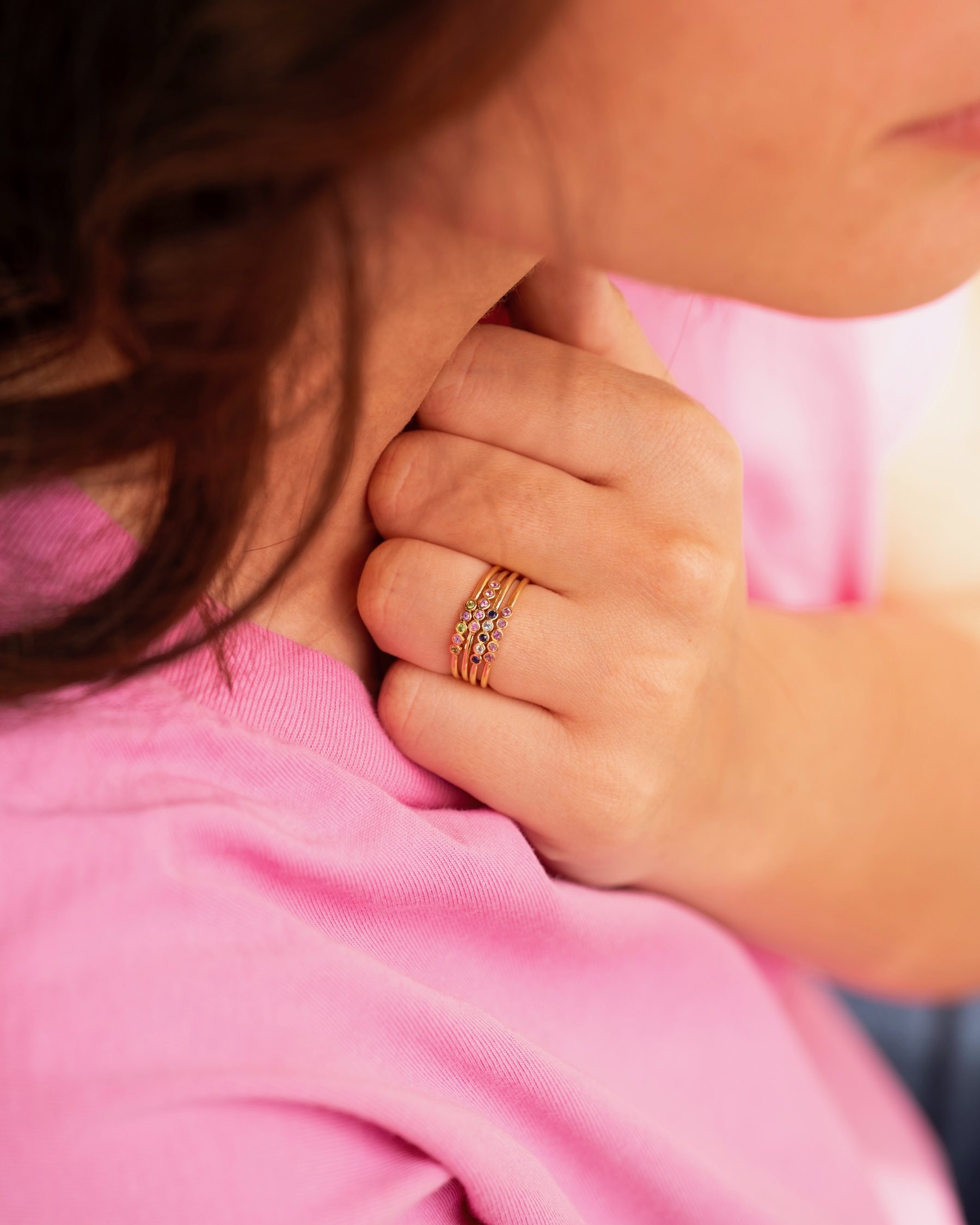 bague fine or jaune diamants blancs et saphirs tsavorite verte or recyclé 18 carats inès aupiho joaillerie