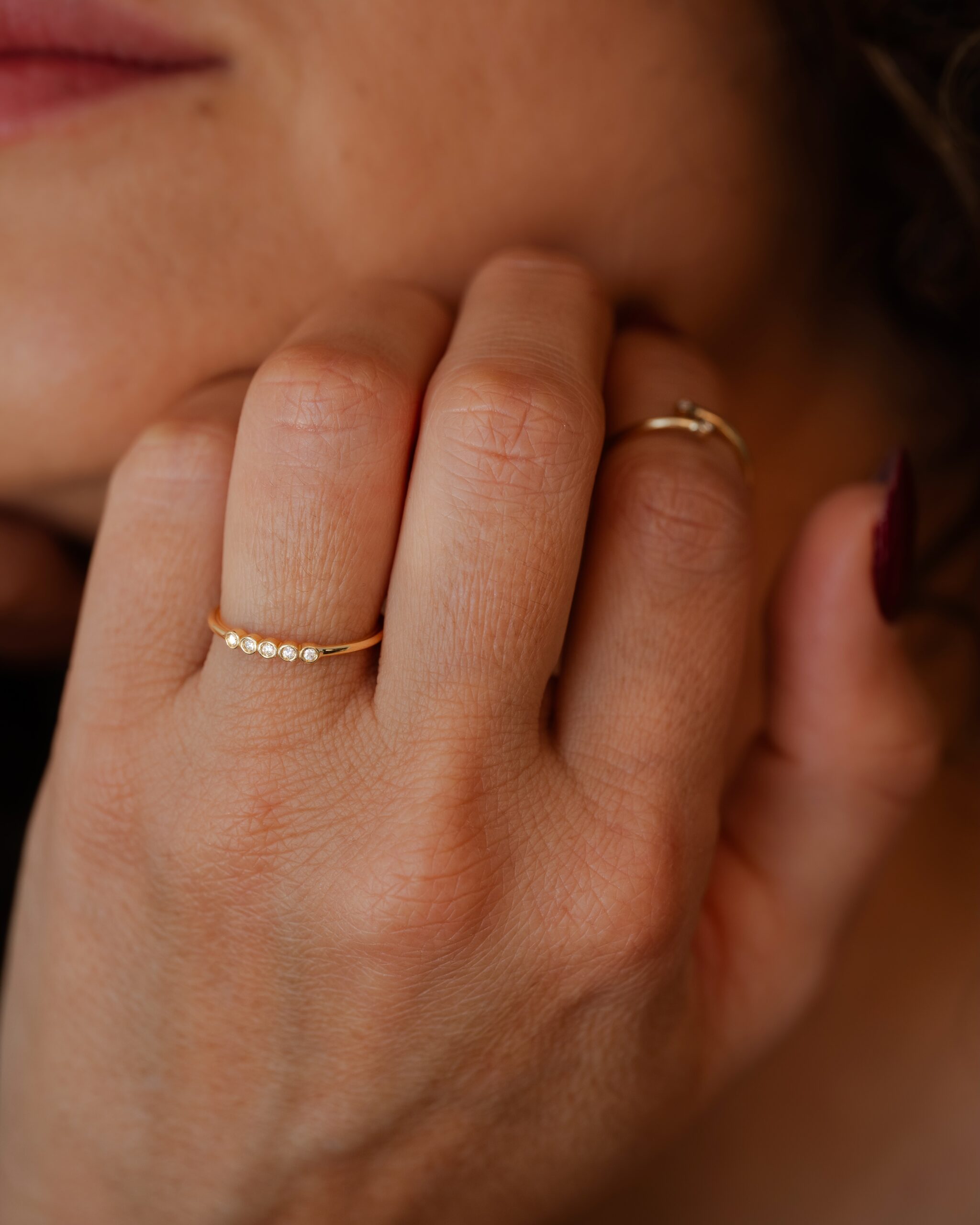 bague fine or jaune diamants blancs or recyclé 18 carats inès aupiho joaillerie