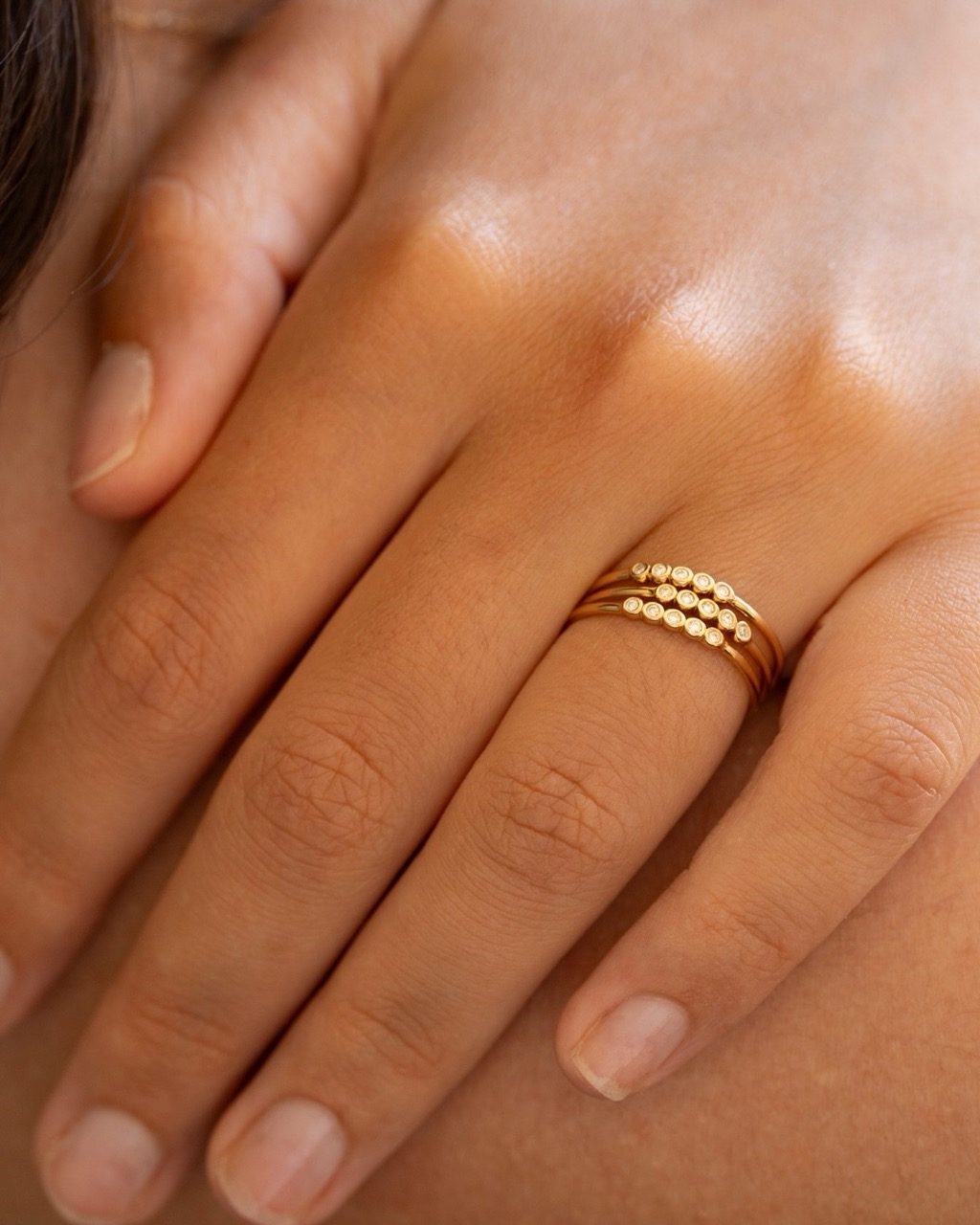 bague fine or jaune et diamants blancs or recyclé 18 carats inès aupiho joaillerie