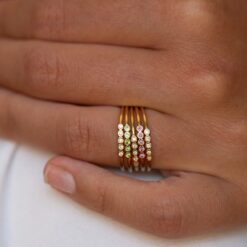 bague fine or jaune diamants blancs et saphirs tsavorite verte or recyclé 18 carats inès aupiho joaillerie