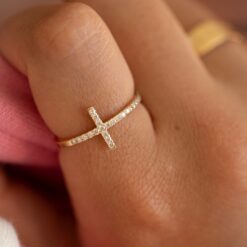 bague croix or jaune et diamants blancs or recyclé 18 carats captive aupiho joaillerie