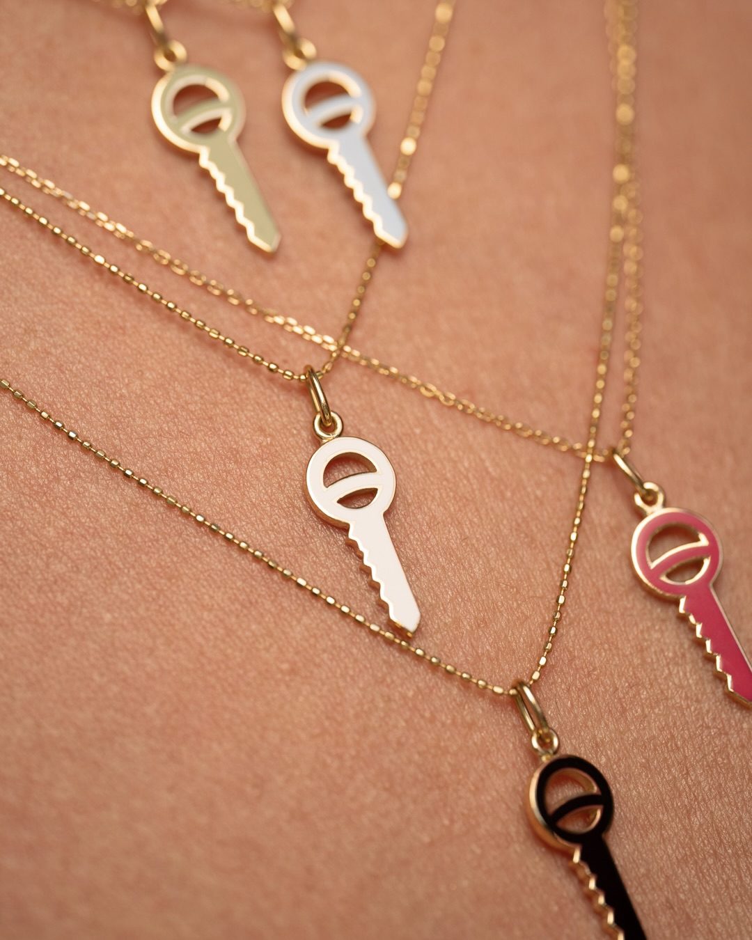 pendentif clé or jaune laqué or recyclé 18 carats colors aupiho joaillerie pendentif clé or jaune laqué or recyclé 18 carats colors aupiho joaillerie