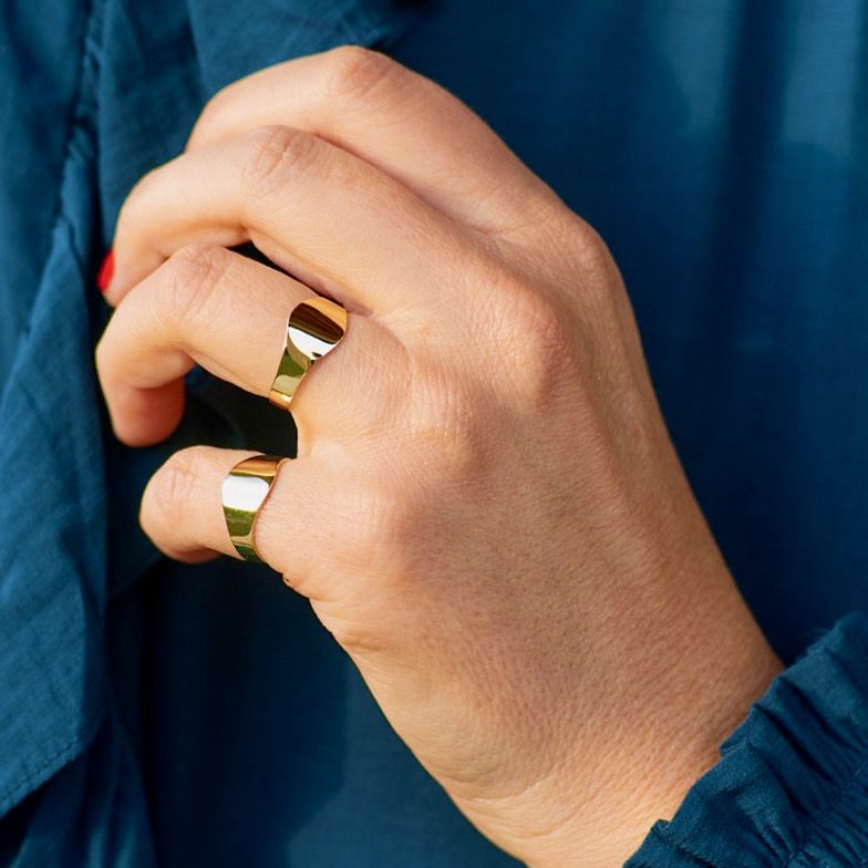 bague chevalière or jaune or recyclé 18 carats gravure personnalisable aupiho joaillerie