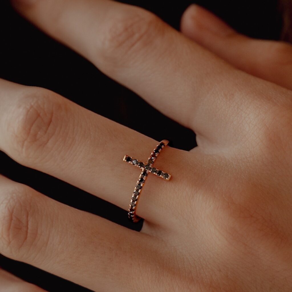 bague croix or rose et diamants noirs or recyclé 18 carats captive aupiho joaillerie