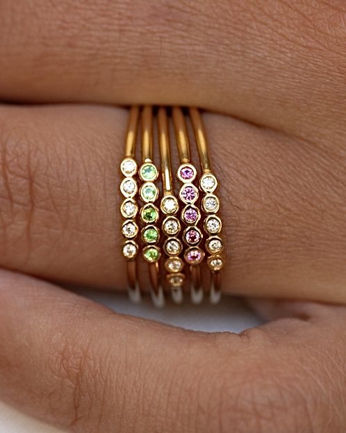 bague fine or jaune diamants blancs et saphirs tsavorite verte or recyclé 18 carats inès aupiho joaillerie