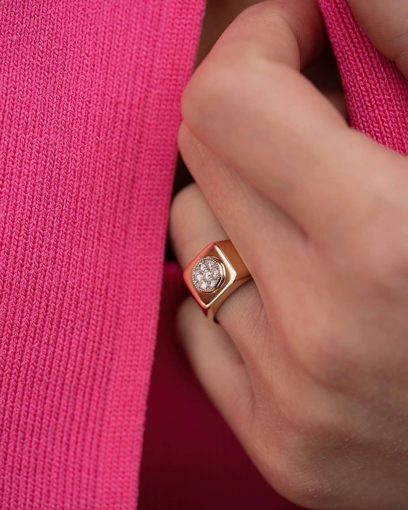 chevalière-or-et-diamants-nika-aupiho-joaillerie chevalière or et diamants nika or jaune diamants blancs aupiho joaillerie