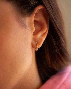 Les boucles d'oreilles créoles en or : un indispensable de la Joaillerie boucles d'oreilles créoles