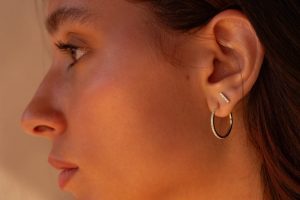 Les boucles d'oreilles créoles en or : un indispensable de la Joaillerie boucles d'oreilles créoles
