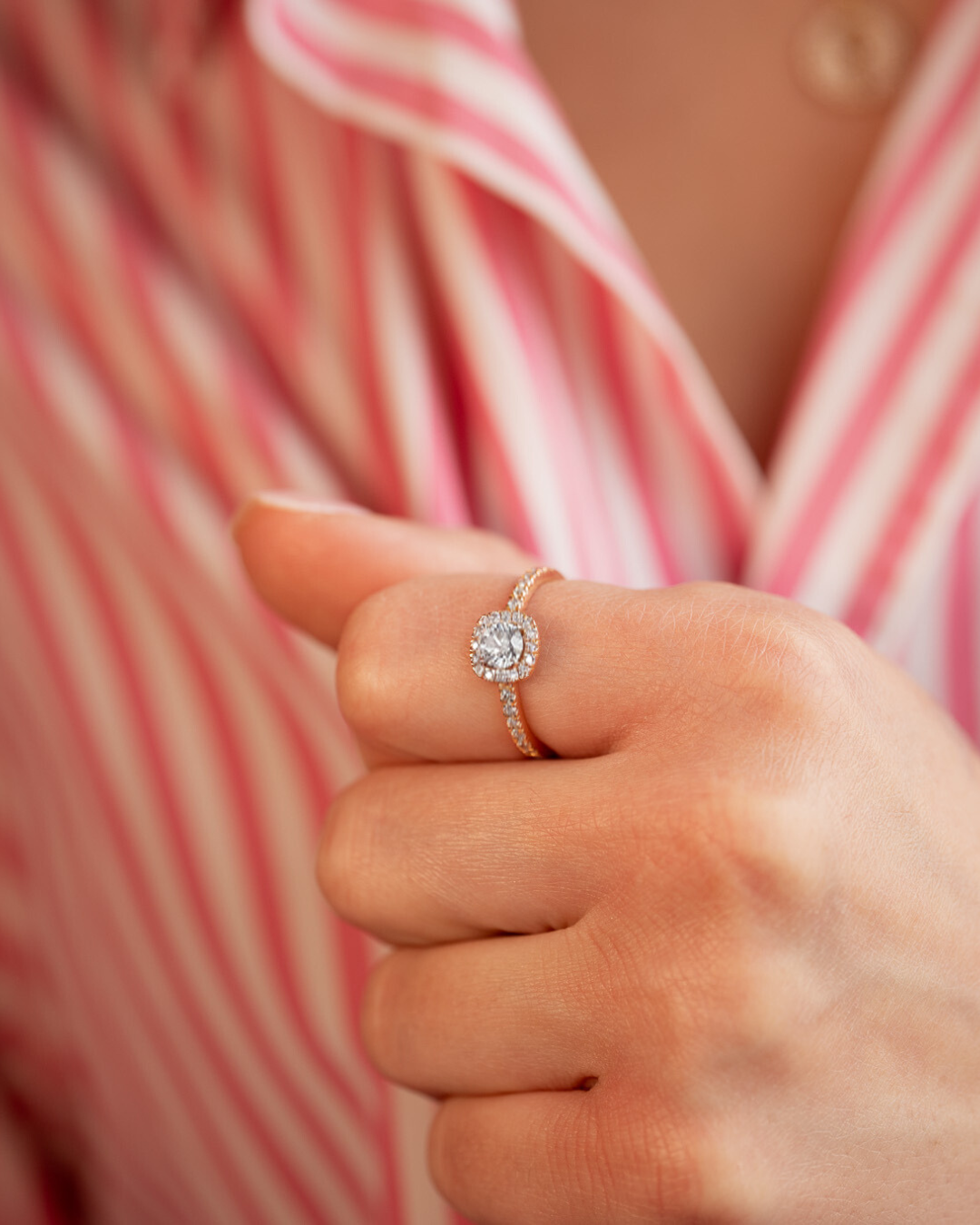 bague-solitaire-diamant-entouragediamants-orrecyclé-aupiho-or18k bague-solitaire-diamant-entouragediamants-orrecycle-aupiho-fiancailles