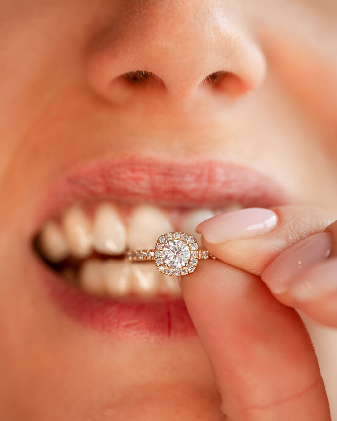 bague-solitaire-diamant-entouragediamants-orrecyclé-aupiho bague-solitaire-diamant-entouragediamants-orrecycle-aupiho-fiancailles