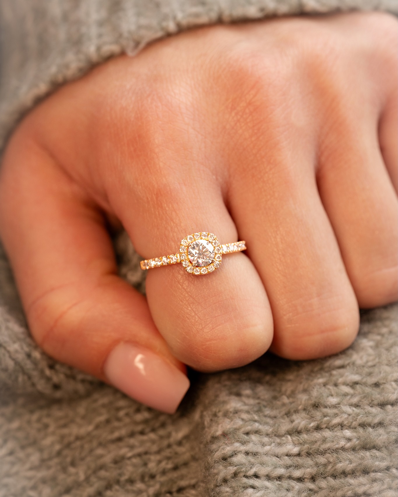 bague-solitaire-diamant-rond-pavé-or-eden-aupiho-joaillerie bague solitaire diamant rond pavé or jaune eden aupiho joaillerie