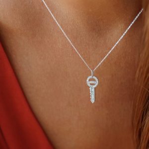 Quel bijou pour Noël ? Guide et idées cadeaux bijou-pour-noel-collier-cle-diamants-orblanc-aupiho-joaillerie