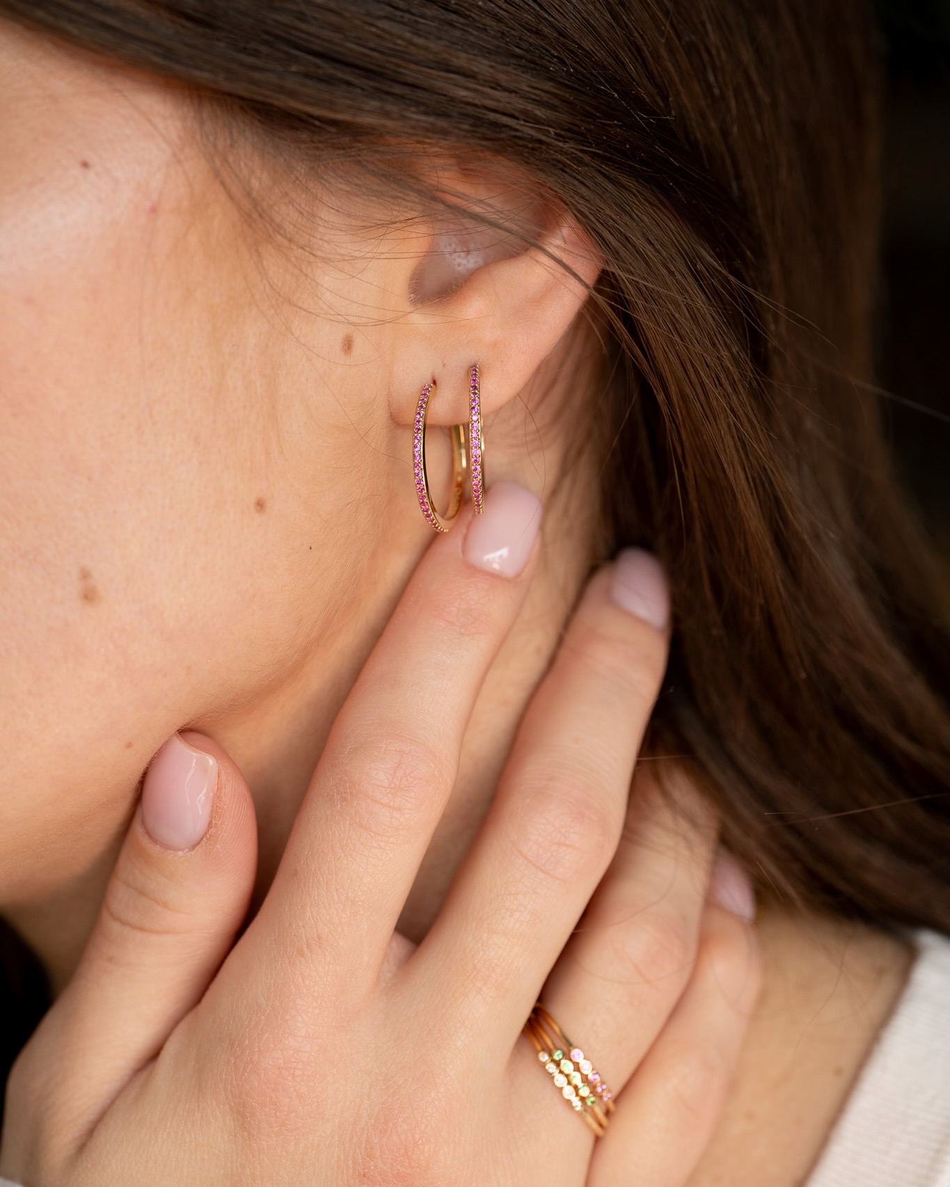 créole-saphirs-roses-20-mm-or-jaune-aupiho-joaillerie créole saphirs roses 20 mm divine or jaune aupiho joaillerie