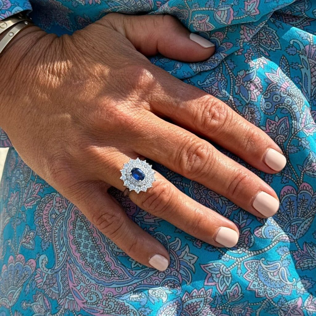 saphir bleu bague marguerite or 18 carats sur mesure aupiho joaillerie