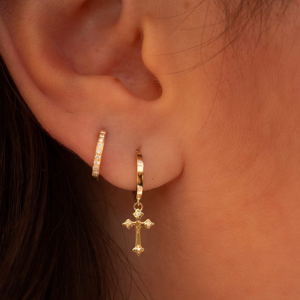 boucles d'oreille croix or et diamants créole aupiho joaillerie