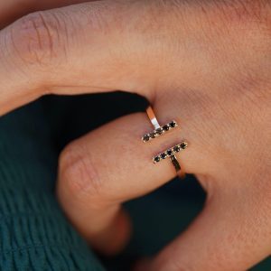 bijoux en or rose bague or rose et diamants noirs aupiho joaillerie