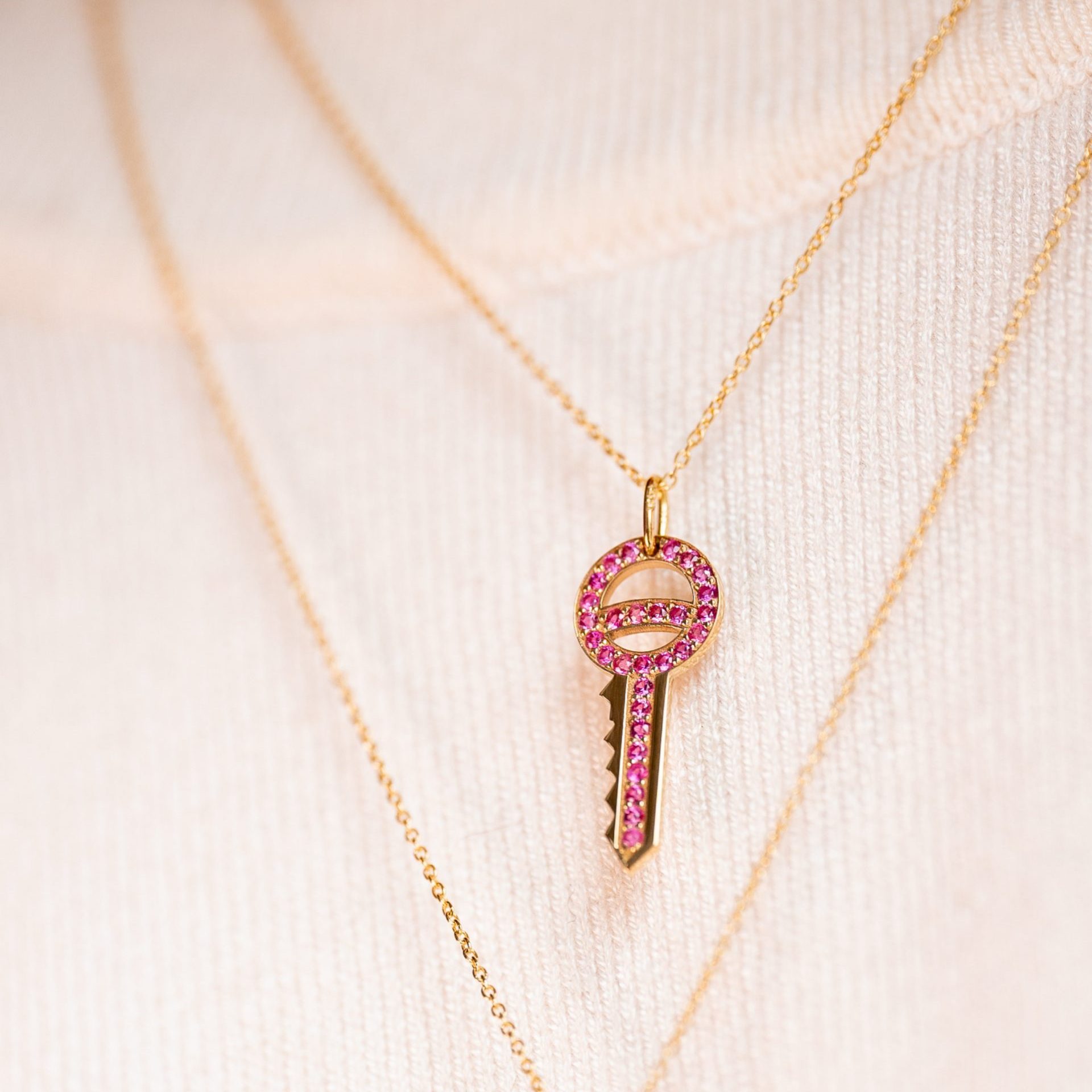 Collier-cle-or-recycle-saphirs-roses-sesame-Aupiho-Joaillerie