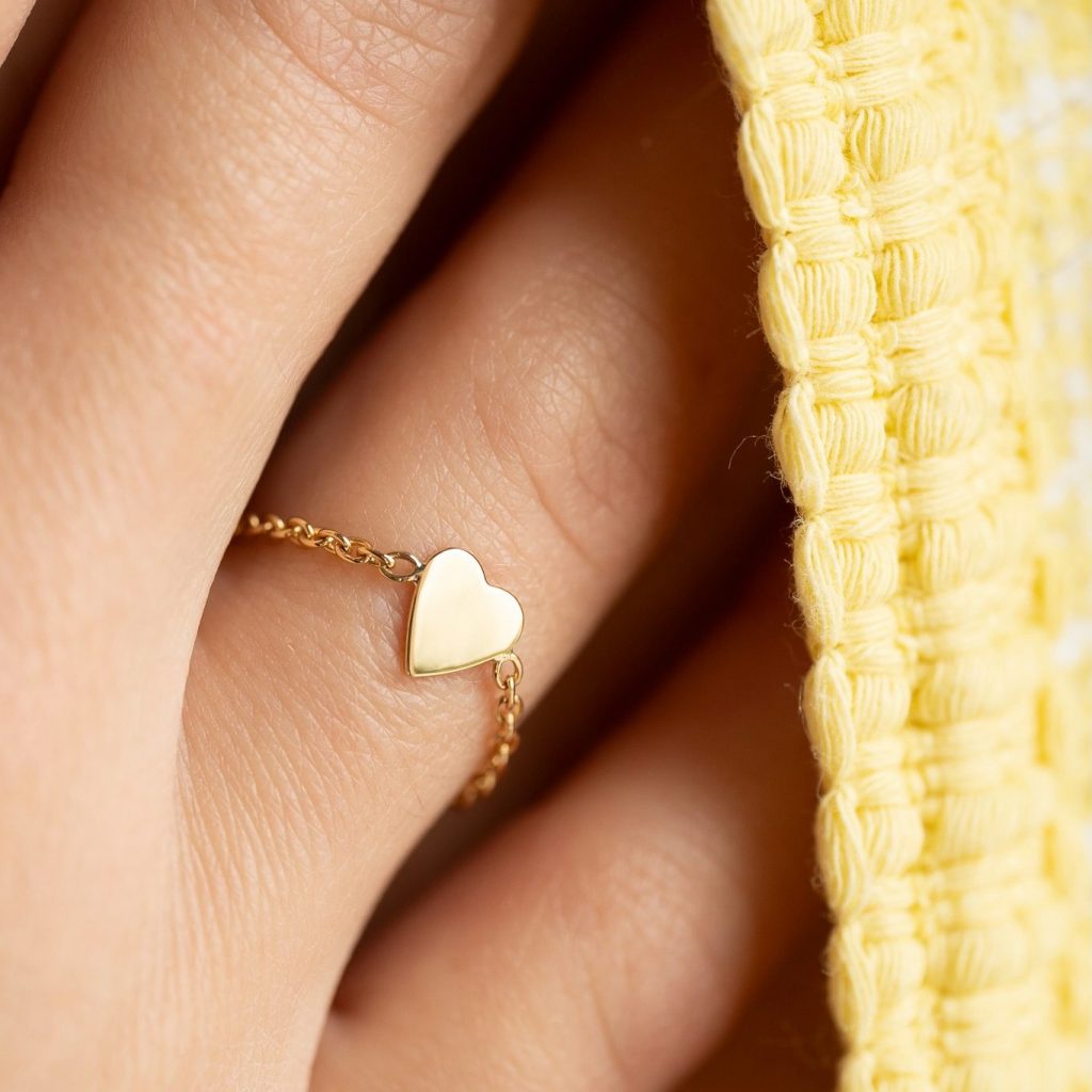 bague chaîne coeur or jaune aupiho joaillerie format carré
