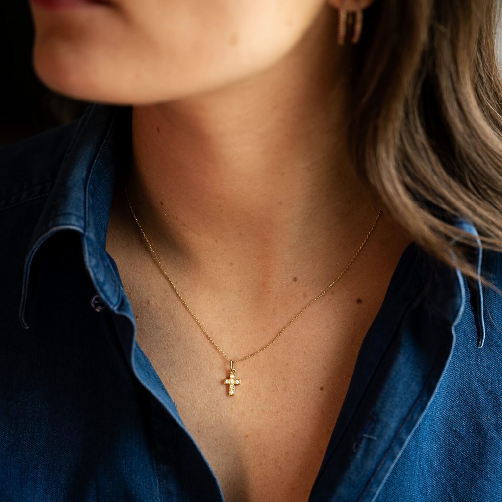 collier croix or et diamants aupiho joaillerie
