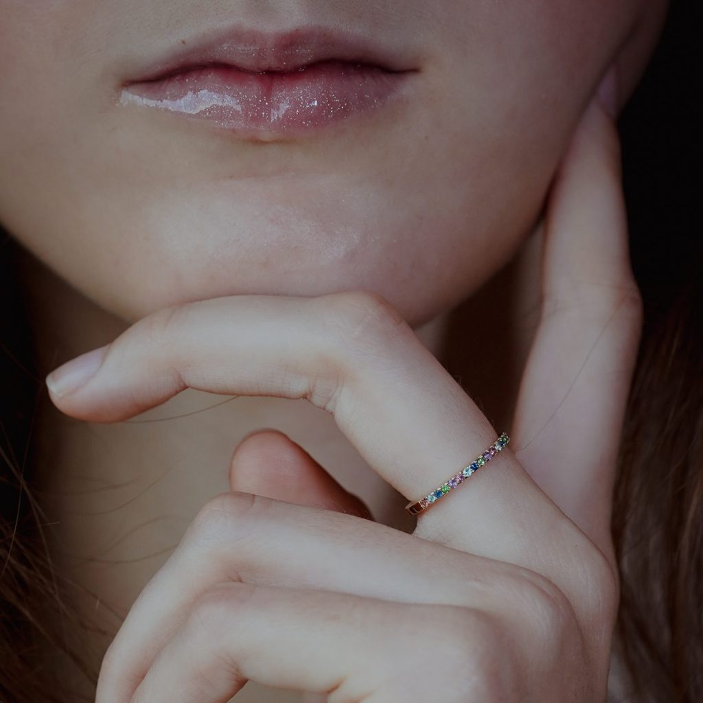 bague-or-pierres-precieuses-or-jaune-18-carats-arc-en-ciel-aupiho-joaillerie