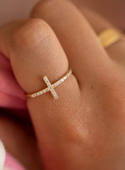 bague croix or jaune et diamants blancs or recyclé 18 carats captive aupiho joaillerie